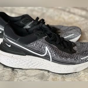 Nike ZoomX Invincible Run Flyknit Mens Running Shoes